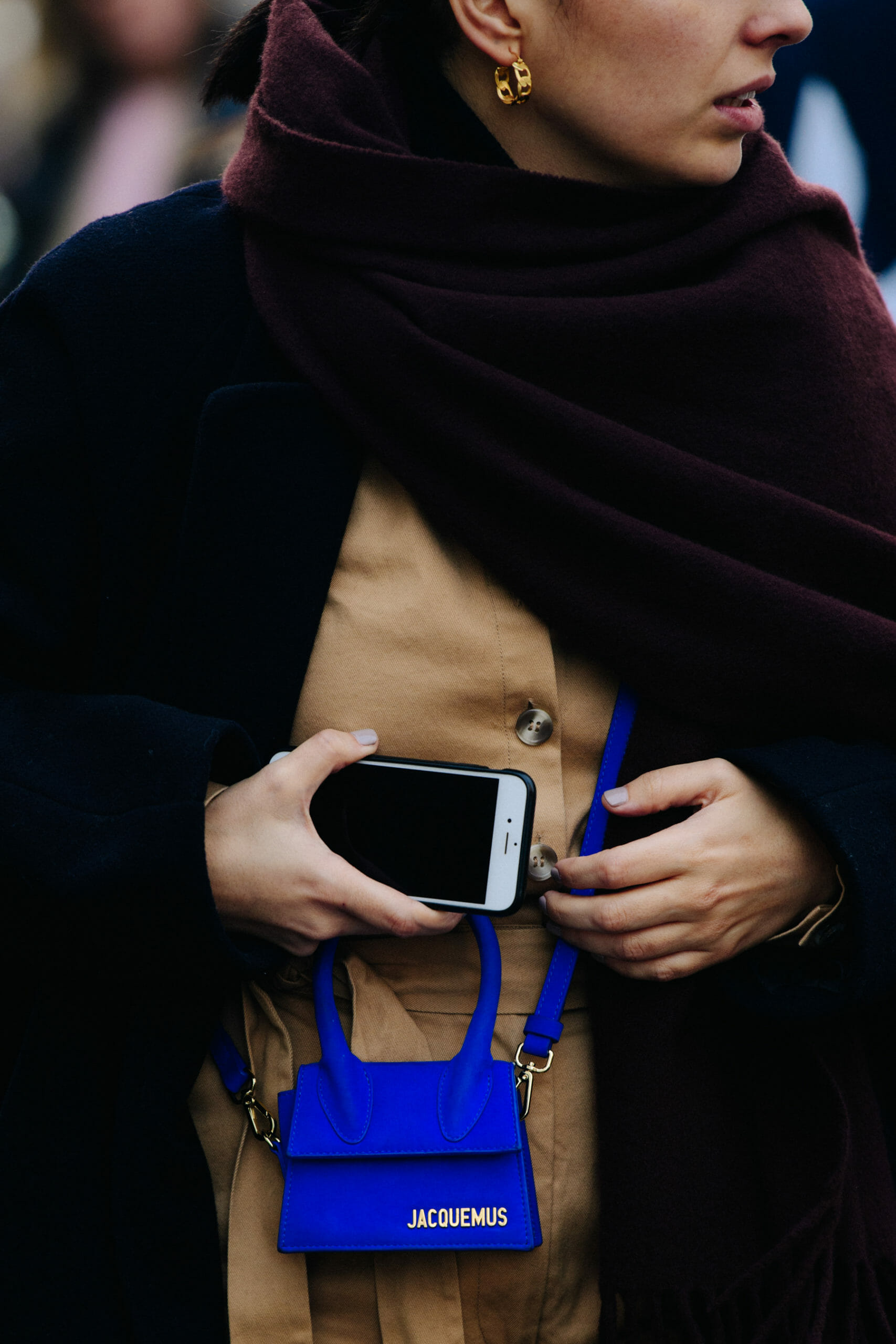Woman wearing blue Jacquemus bag