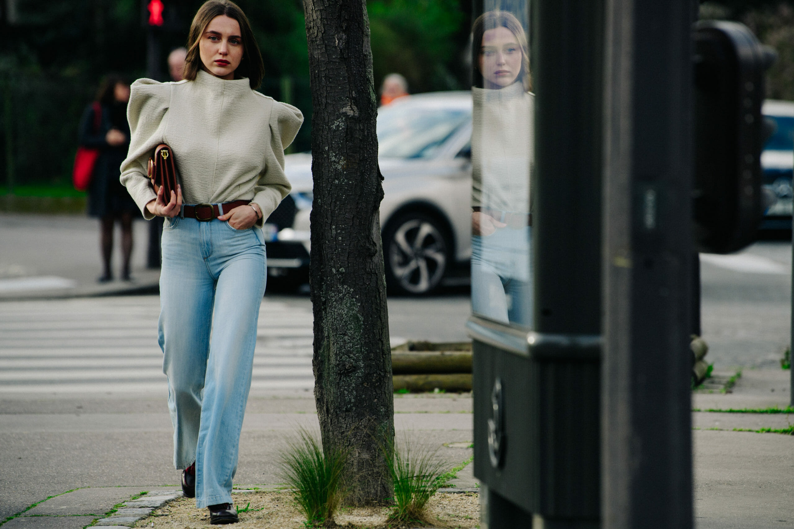 Woman wearing light jeans