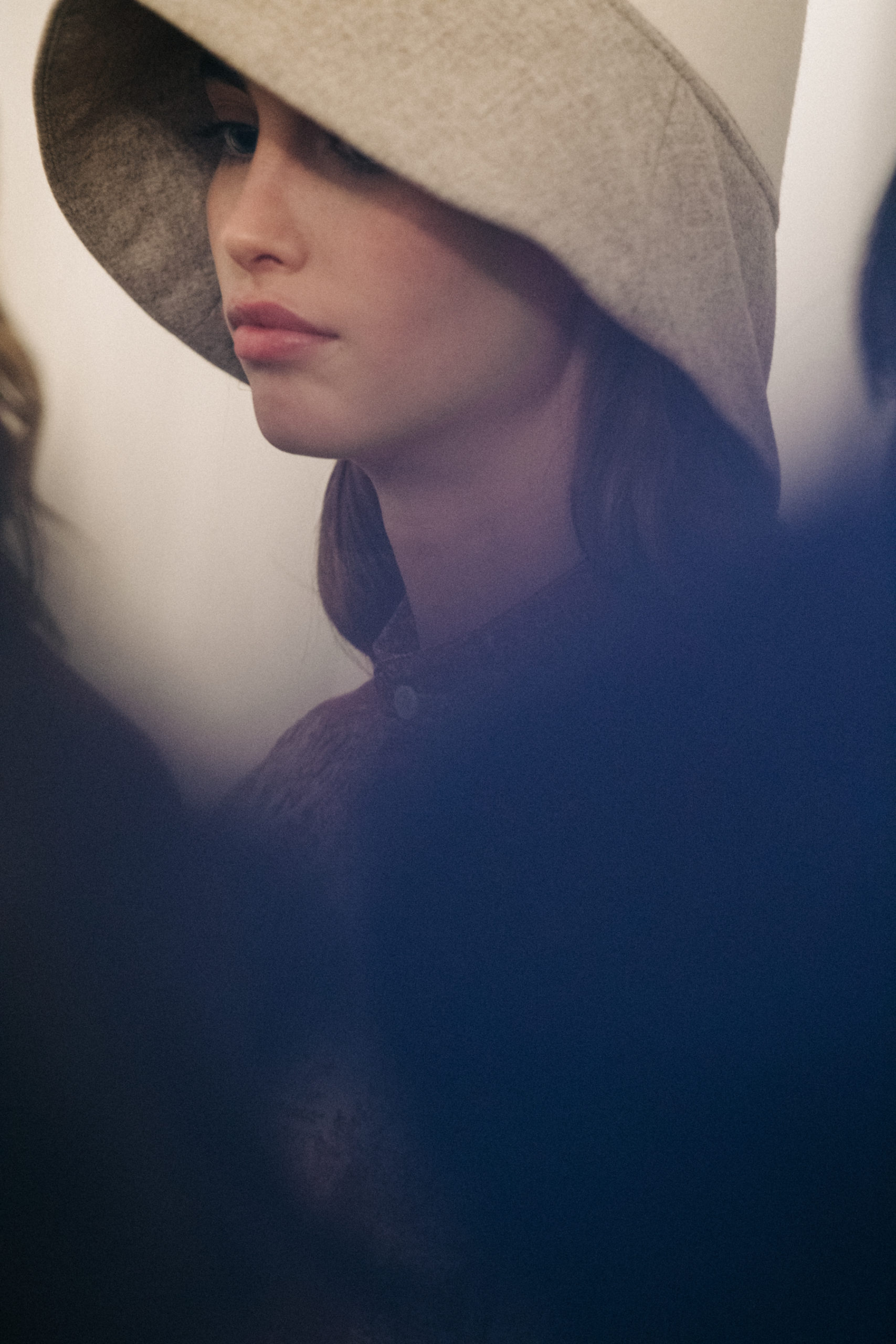 Model wearing Nehera hat