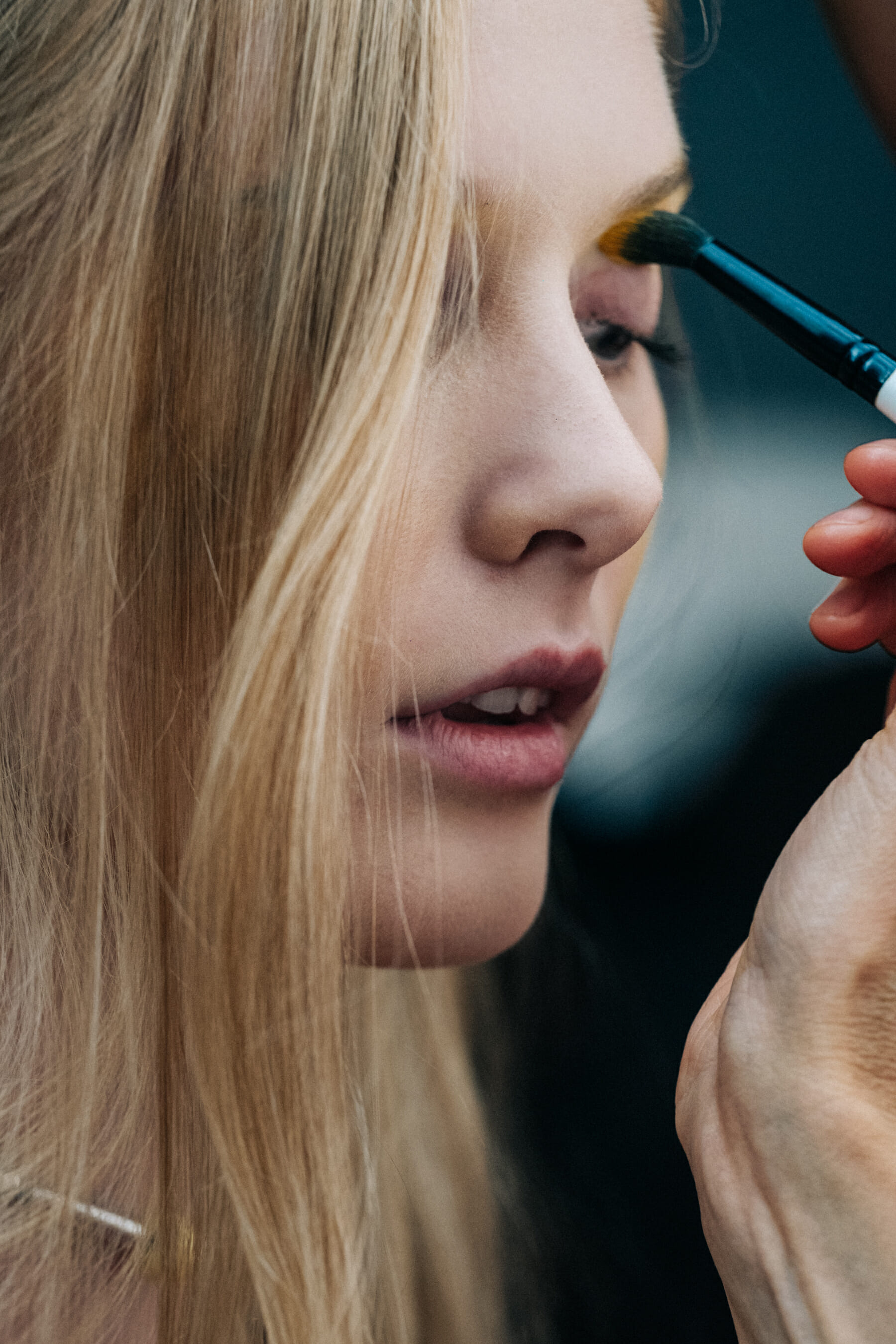 Model backstage makeup